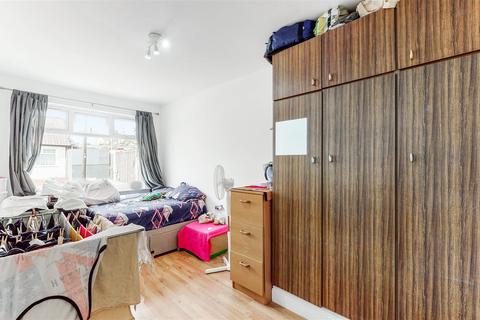 18 Repton Avenue, Wembley, HA0 3DN