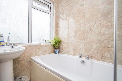 31 Godfreys Gardens, Bow, Crediton, EX17 6HT