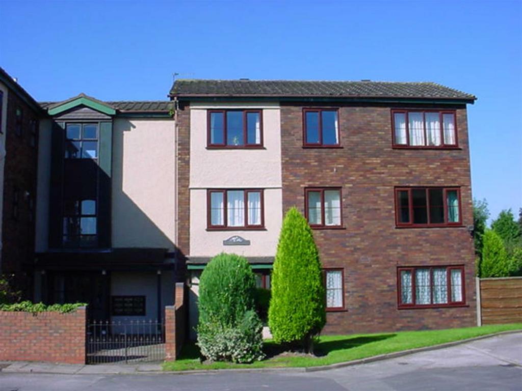 Thornley Close, Lymm 2 bed flat £750 pcm (£173 pw)