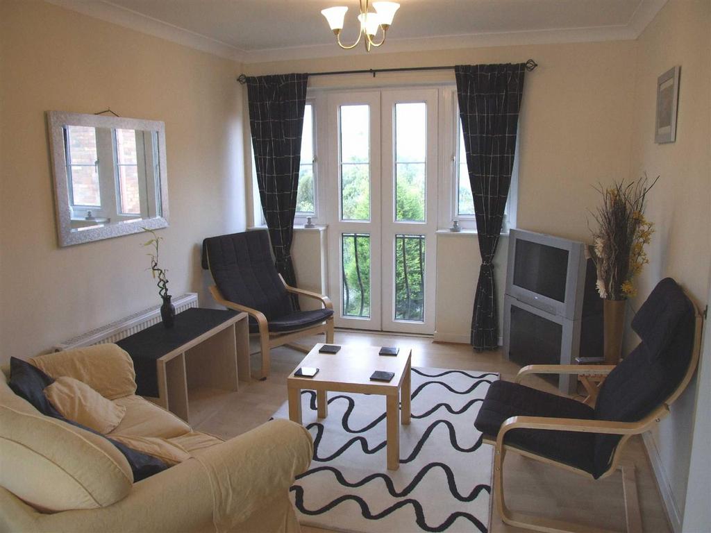 Thornley Close, Lymm 2 bed flat £750 pcm (£173 pw)