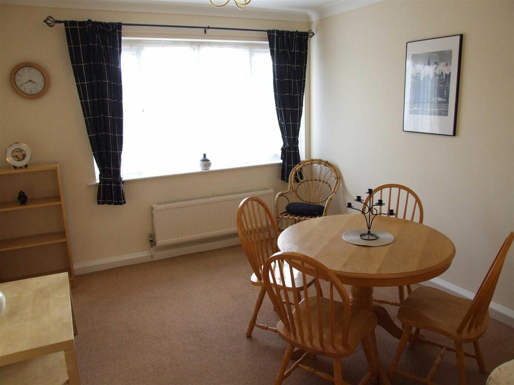 Thornley Close, Lymm 2 bed flat £750 pcm (£173 pw)