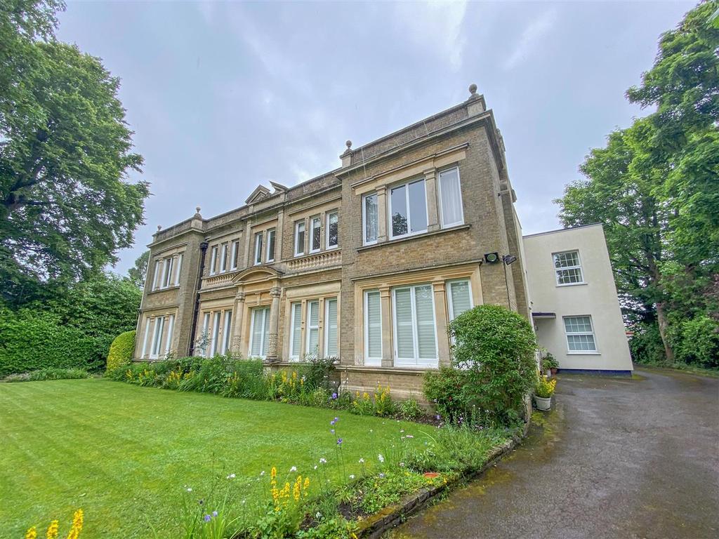 The Rutts, Bushey Heath, Bushey 2 bed apartment £375,000