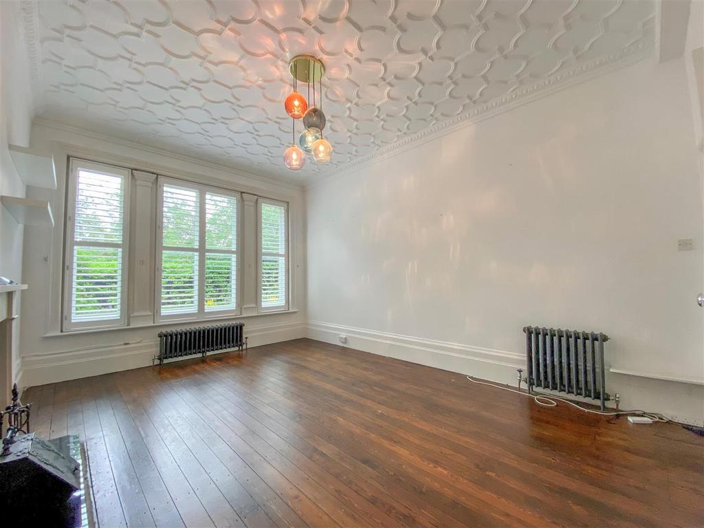 The Rutts, Bushey Heath, Bushey 2 bed apartment £375,000