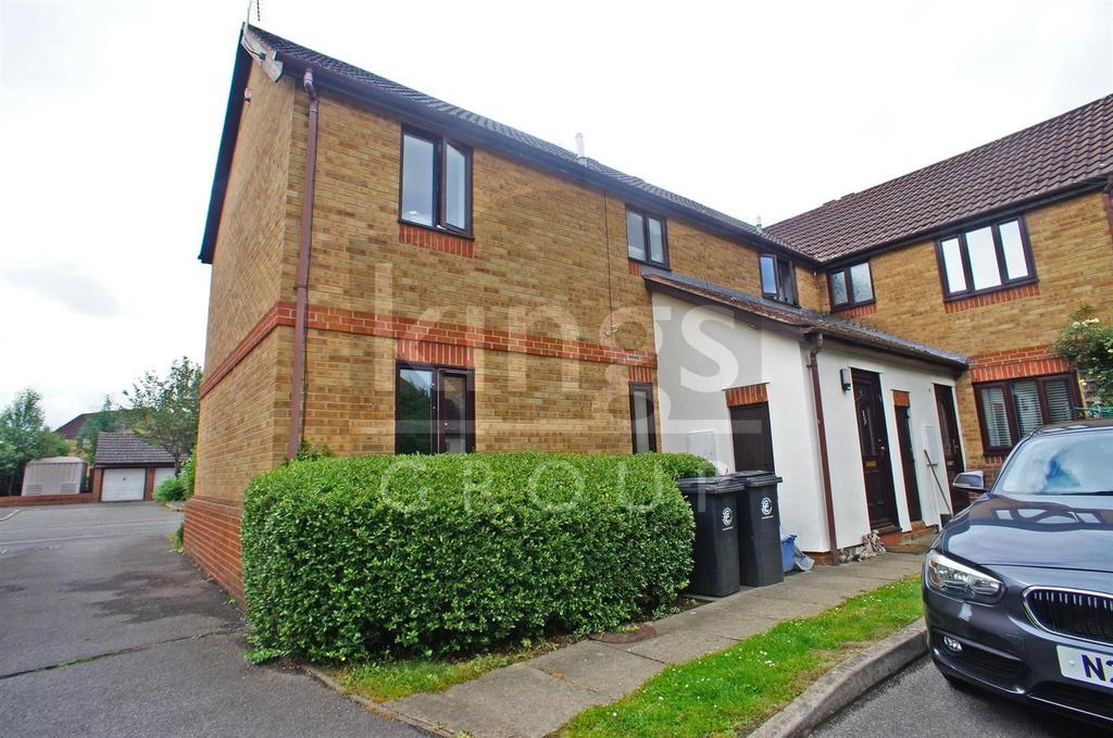 Lamplighters Close, Waltham Abbey 2 bed apartment £265,000