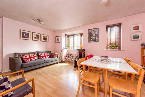 2 bedroom flat for sale - Varsity Drive, Twickenham