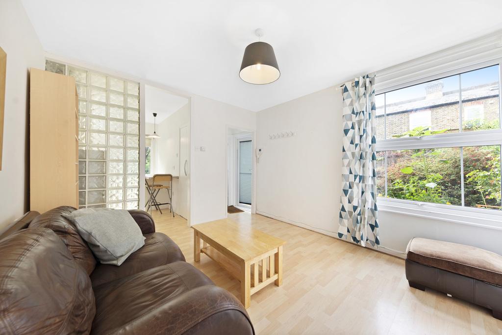 Sw19 6af Queens Road, SW19 1 bed flat - £1,260 pcm (£291 pw)
