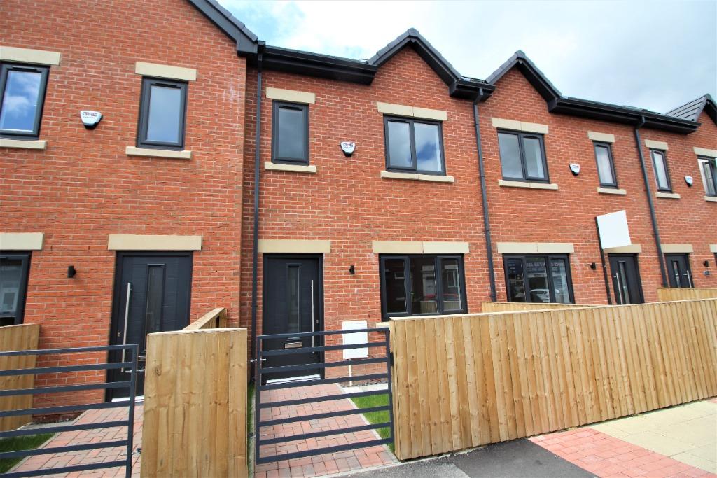 Milnrow Road, Shaw, OL2 3 bed townhouse £950 pcm (£219 pw)