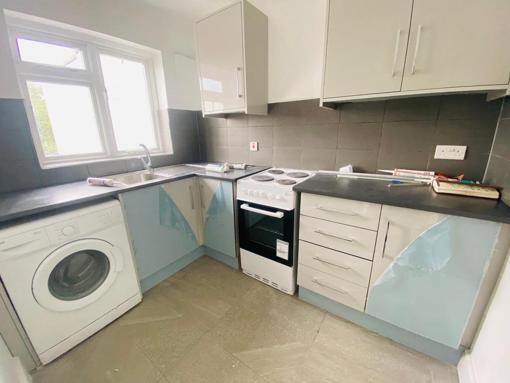 Harlington Road West, Feltham, Greater London, TW14 1 bed flat £1,100