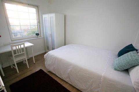 4 bedroom flat to rent, Swan Road, Surrey Quays, SE16
