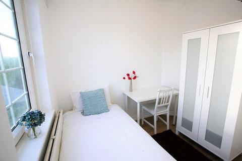 4 bedroom flat to rent, Swan Road, Surrey Quays, SE16