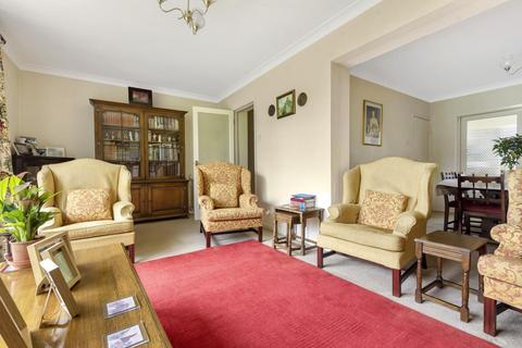 86 Buckingham Road, Hampton, TW12 3JG