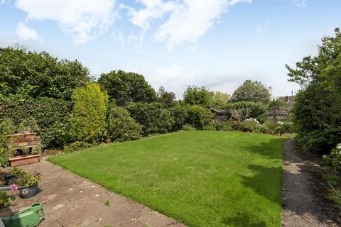 86 Buckingham Road, Hampton, TW12 3JG