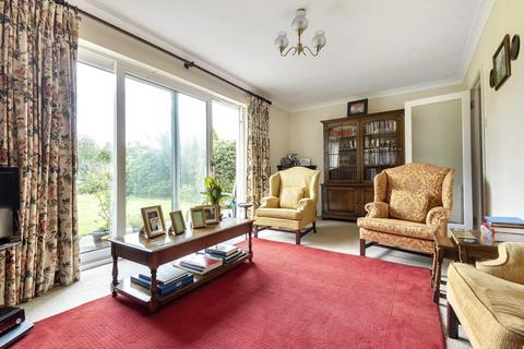 86 Buckingham Road, Hampton, TW12 3JG