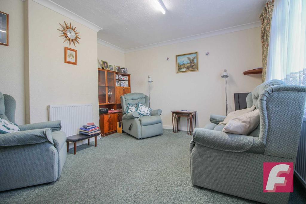 Prestwick Road, South Oxhey 2 bed end of terrace house £360,000