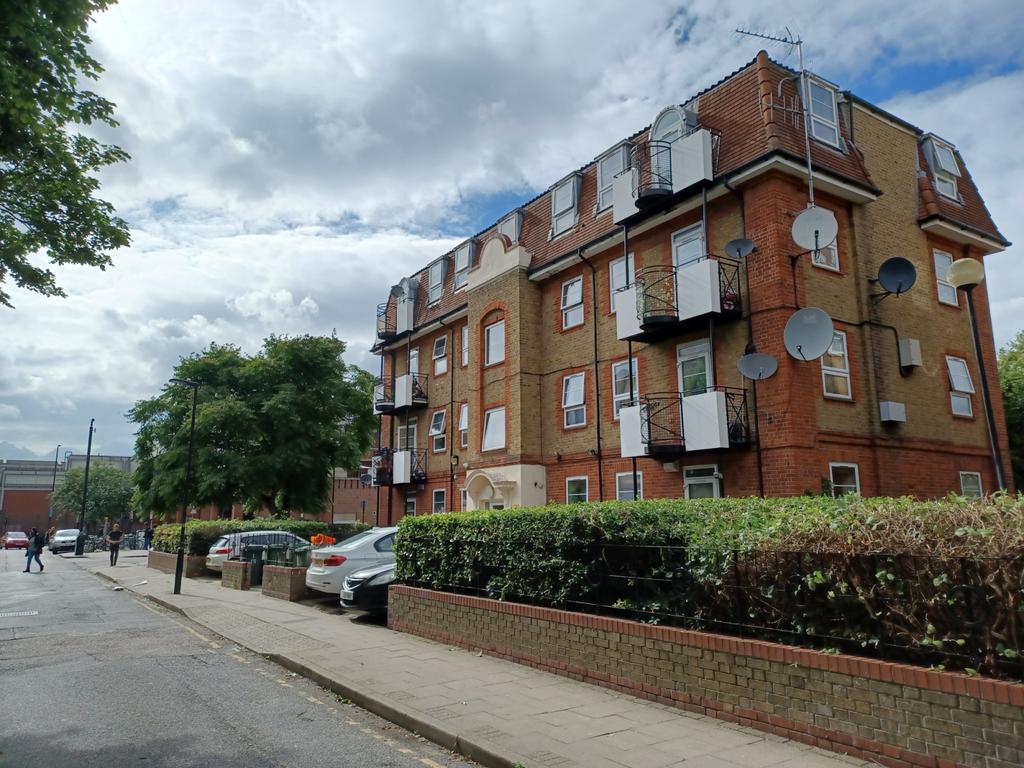 E15 3BT 2 bed flat £1,452 pcm (£335 pw)