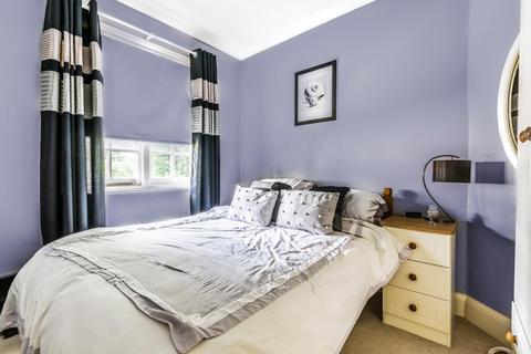 Almondsbury Green Street, Sunbury-on-thames, TW16 6QG