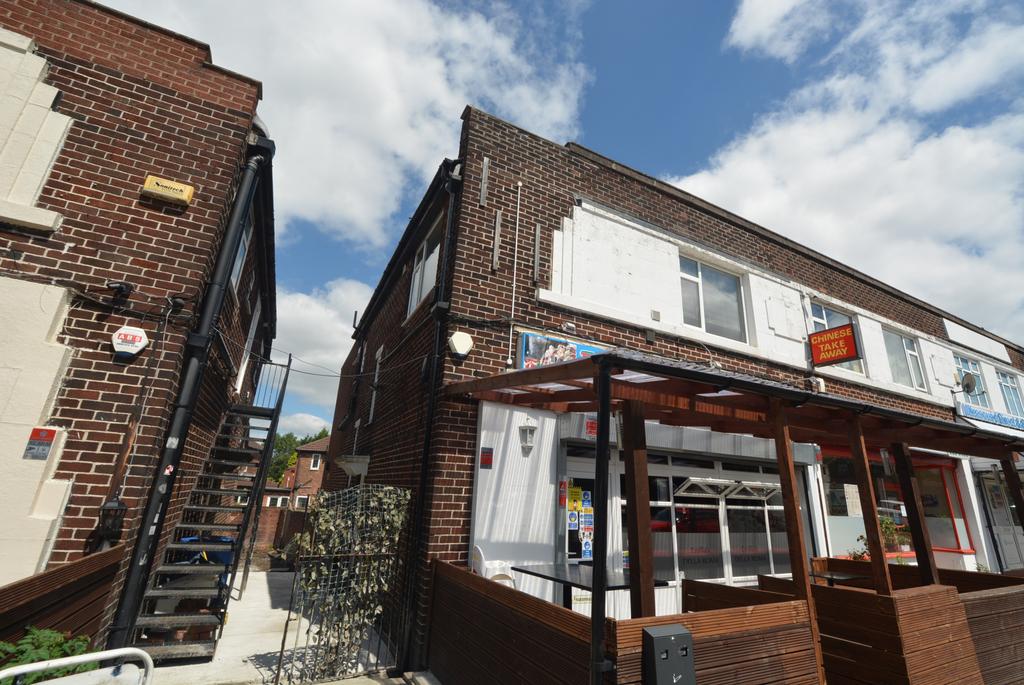 Davyhulme Road East Stretford M32 2 bed flat £700 pcm (£162 pw)