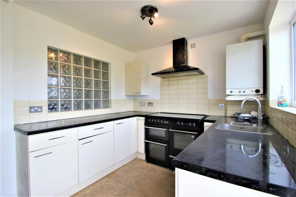 Ramsden Drive, Collier Row, Essex, RM5 2NJ 2 bed terraced house £