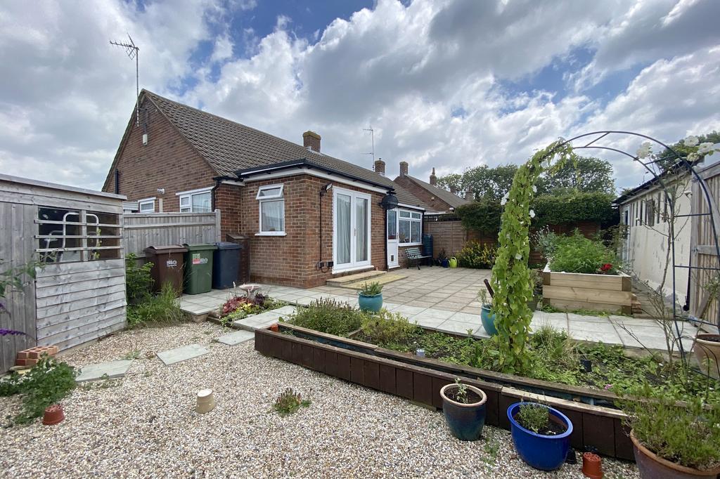 Farmlands Way, Polegate, East Sussex, BN26 2 bed bungalow £330,000