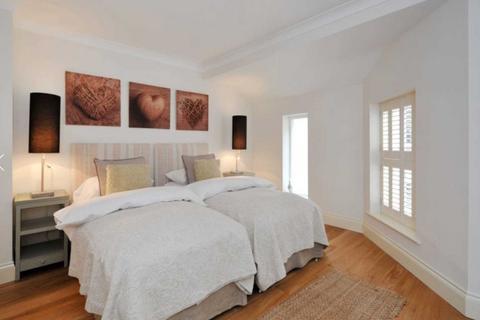 4 bedroom terraced house to rent, Monmouth Place, Bath