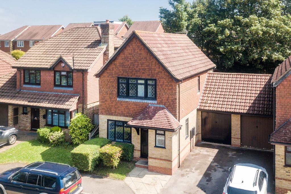 Danvers Way, Caterham 3 bed link detached house £525,000