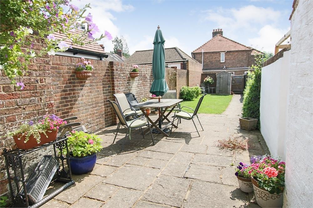 Dunnings Road, East Grinstead, West Sussex 2 bed terraced house £340,000