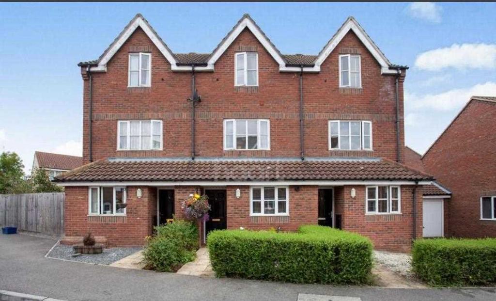 Clifton Moor, Oakhill, Milton Keynes 4 bed terraced house £1,450 pcm