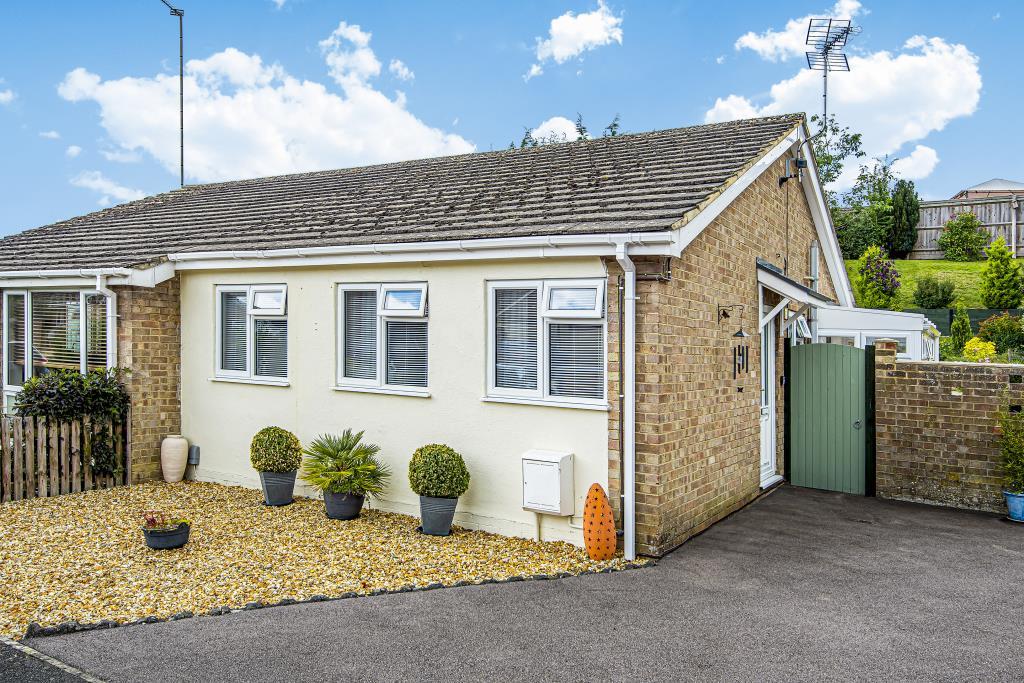 Witney, Oxfordshire, OX28 2 bed semidetached bungalow £325,000