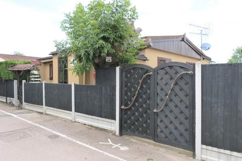 2 bedroom mobile home for sale, Lippitts Hill, Loughton