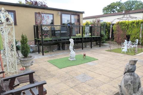 2 bedroom mobile home for sale, Lippitts Hill, Loughton