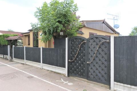 undefined, Lippitts Hill, Loughton