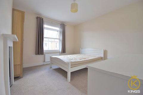 5 bedroom end of terrace house to rent, Markenfield Road, Guildford