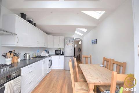 5 bedroom end of terrace house to rent, Markenfield Road, Guildford