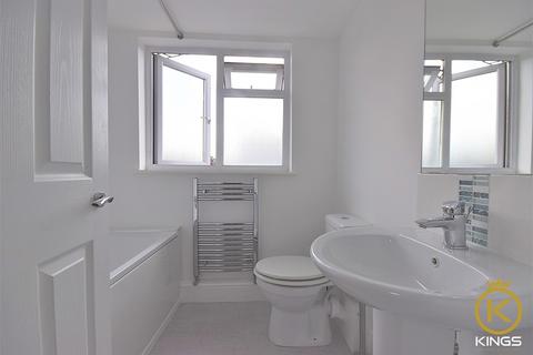 5 bedroom end of terrace house to rent, Markenfield Road, Guildford