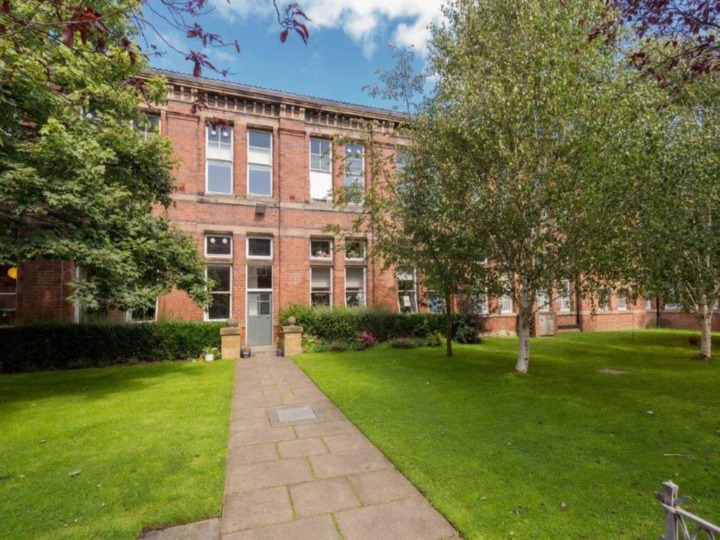 Edina Place, Easter Road, Edinburgh 1 bed flat £1,150 pcm (£265 pw)