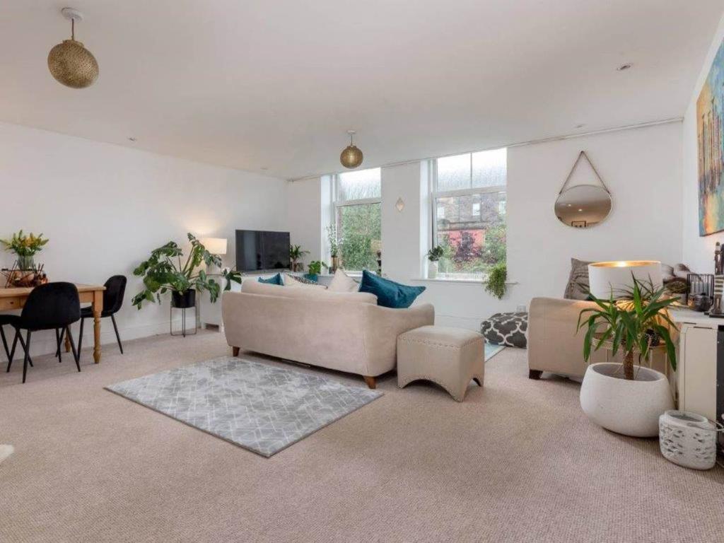 Edina Place, Easter Road, Edinburgh 1 bed flat £1,150 pcm (£265 pw)