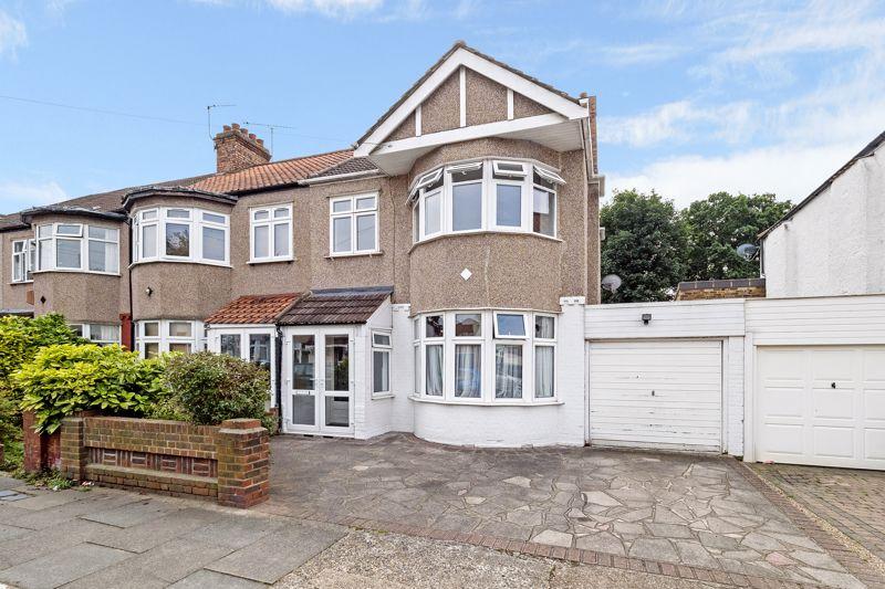 Parkside Avenue, Marshalls Park, Romford 3 bed semidetached house £