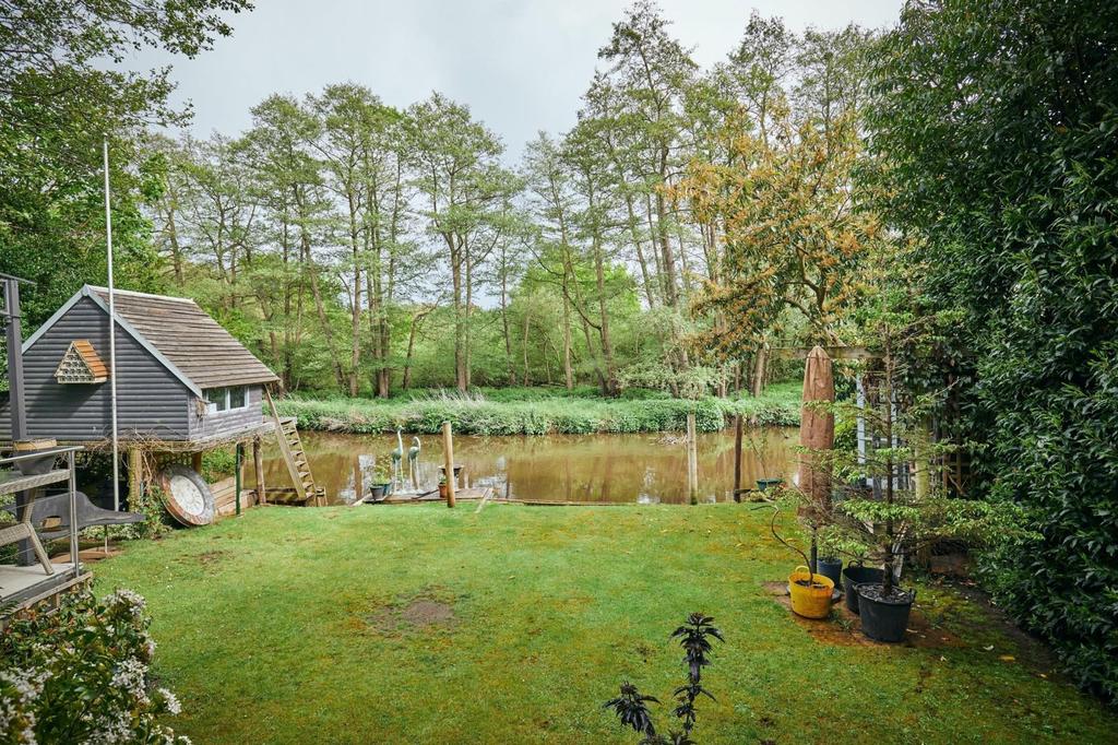 Wey Meadows, Weybridge, KT13 3 bed detached house £1,000,000