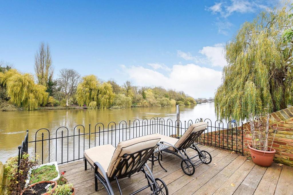 Strawberry Vale, Twickenham, TW1 3 bed terraced house £1,500,000