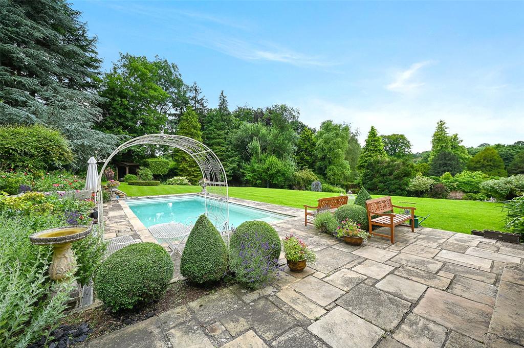 Troutstream Way, Loudwater... 8 bed detached house £7,500 pcm (£1,731 pw)