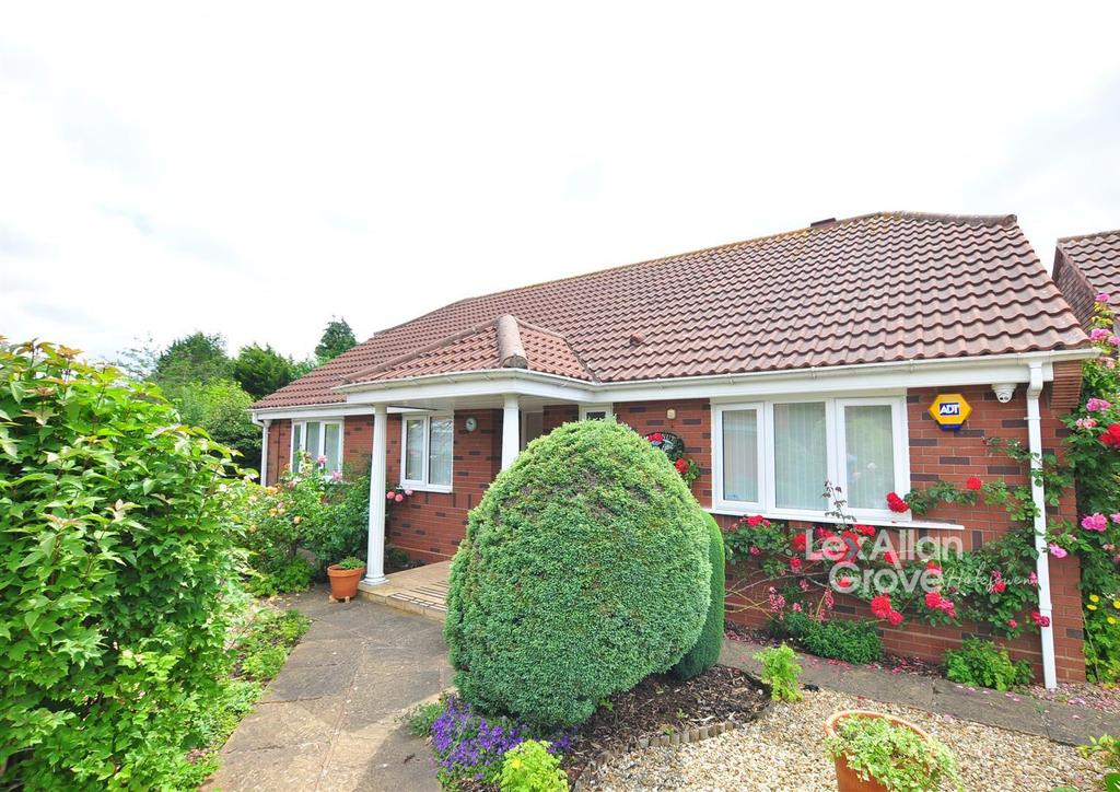 Hunters Rise, Halesowen 3 bed detached bungalow £400,000