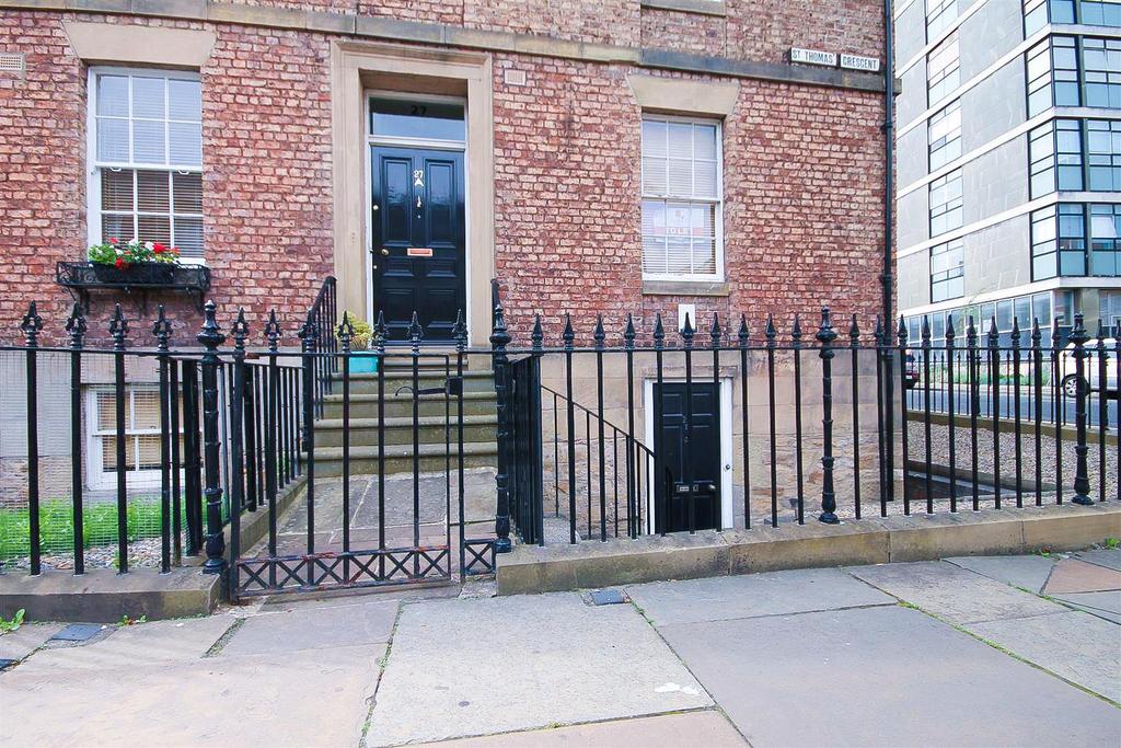 St Thomas Crescent, City Centre 3 bed apartment £1,264 pcm (£292 pw)
