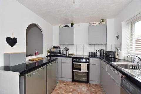 17 Yeates Drive, Kemsley, Sittingbourne, ME10 2UH