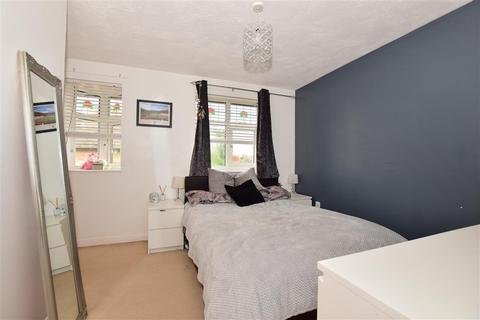 17 Yeates Drive, Kemsley, Sittingbourne, ME10 2UH
