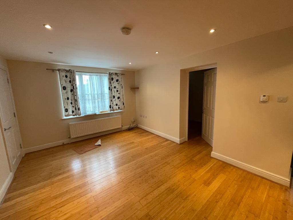Hawthorne Avenue, Ruislip HA4 2 bed terraced house £1,395 pcm (£322 pw)