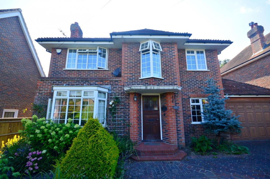 Third Avenue, Worthing, BN14 4 bed detached house £2,250 pcm (£519 pw)