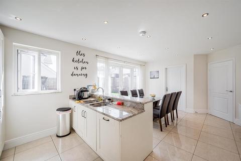 8 Cricketers Grove, Birmingham, B17 8BF