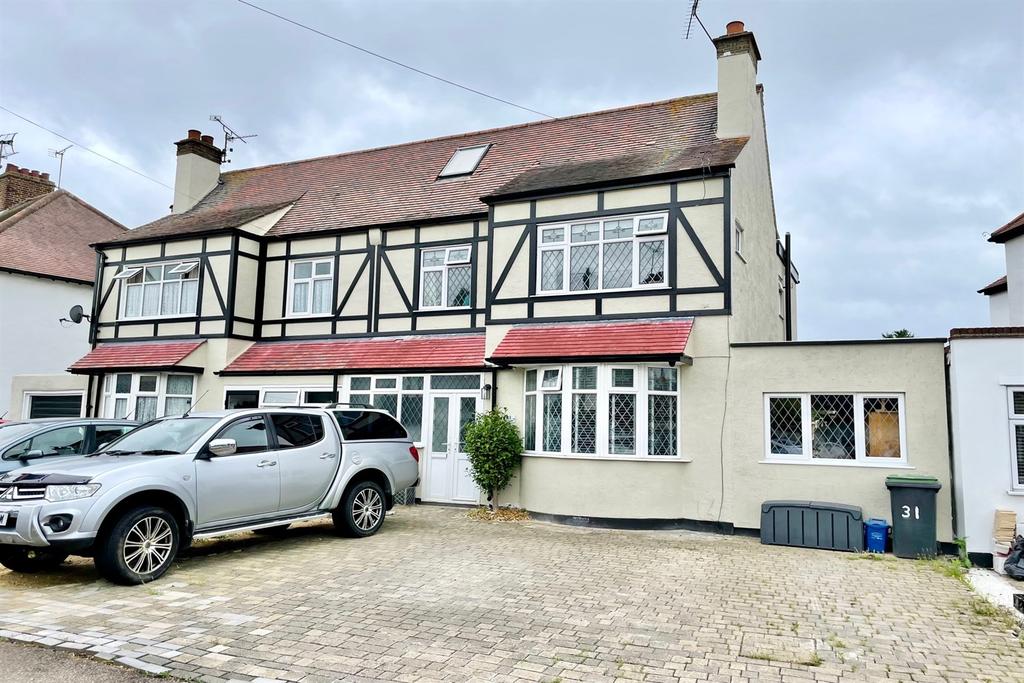 Mayfield Avenue, SouthendOnSea, SS2 4 bed semidetached house £475,000