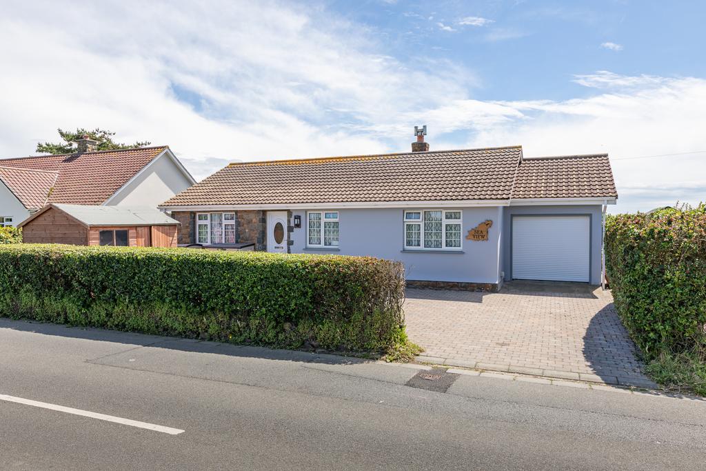 Route De Pleinmont, Torteval, Guernsey 3 bed bungalow £825,000