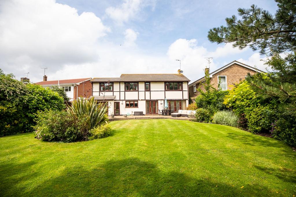 Wyatts Drive, Thorpe Bay, SS1 3 bed detached house £825,000